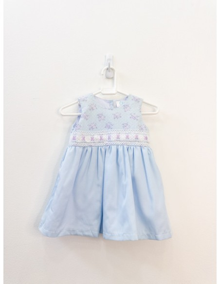 vestido celeste con flores rosadas