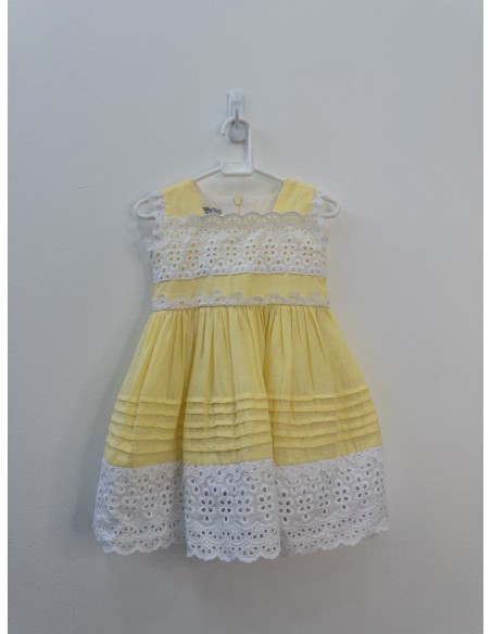 vestido amarillo con bordado blanco