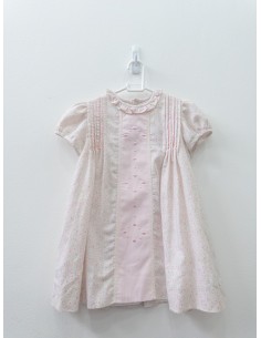 vestido blanco con  flores rosadas y detalles de bolas rosadas