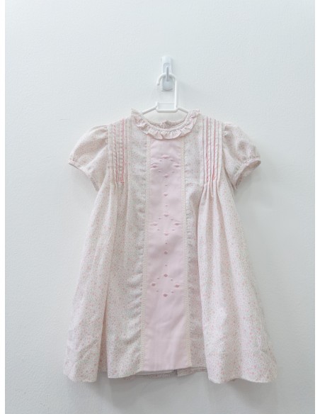 vestido blanco con  flores rosadas y detalles de bolas rosadas