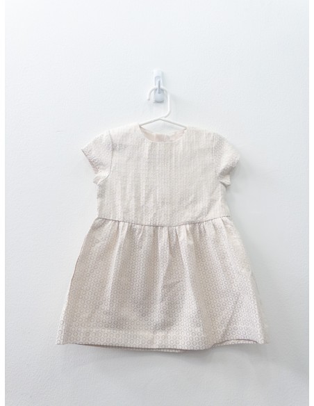 vestido beige con circulos dorados