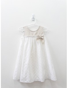 vestido blanco con flores y top beige lino