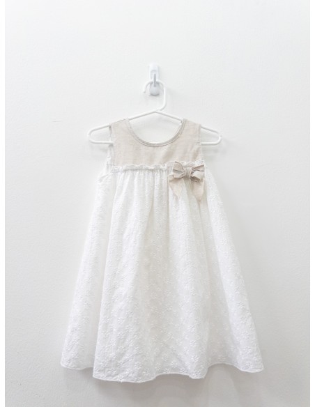 vestido blanco con flores y top beige lino