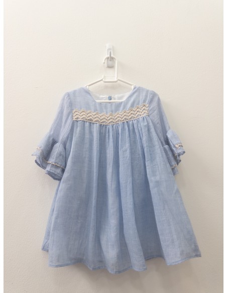 vestido celeste con detalle beige