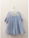 vestido celeste con detalle beige