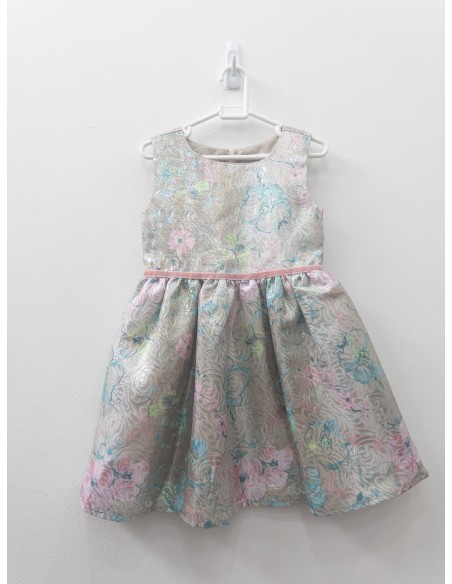 vestido plateado con colores rosado y celeste