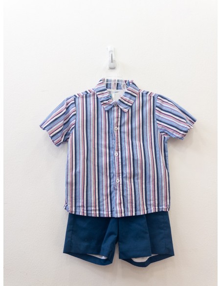 set short azul camisa rayas azules blancas y rojas