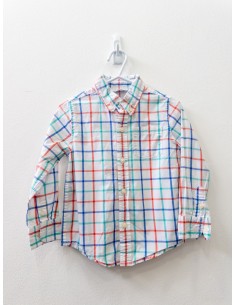 camisa blanca con rayas rojas verdes y azules