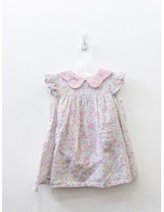 vestido de flores y cuellos de cuadros rosados