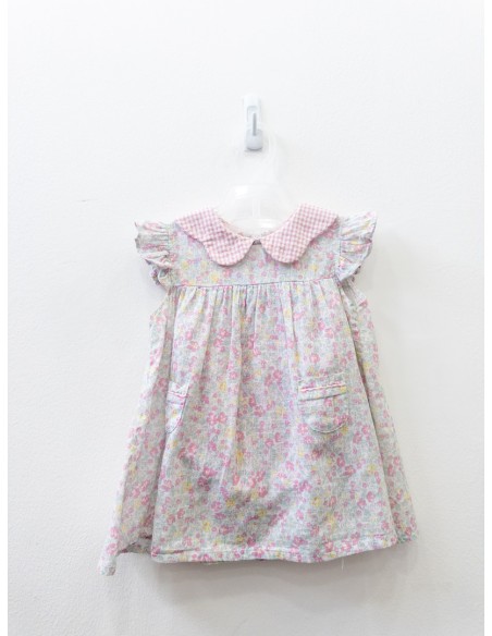 vestido de flores y cuellos de cuadros rosados