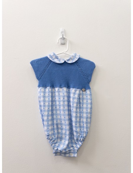 monito celeste con cuadros blancos