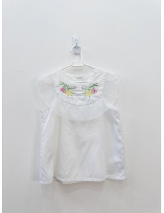 blusa blanca con flores en el cuello