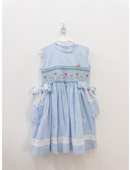 vestido celeste con bordados fucsias