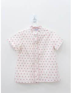 camisa blanca con puntos rojos