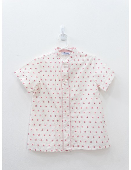 camisa blanca con puntos rojos