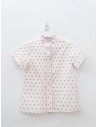 camisa blanca con puntos rojos