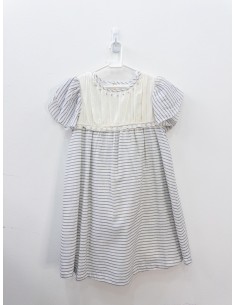 vestido beige con rayas negras y brillos en pecho