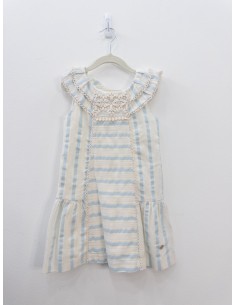 vestido beige con rayas celestes