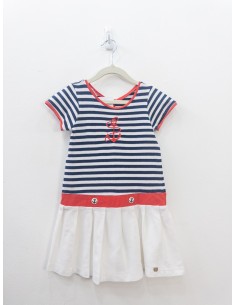 vestido falda blanca y top rayas azules y blancas con ancla roja