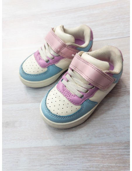 sneakers blancos con rosado