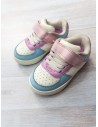 sneakers blancos con rosado