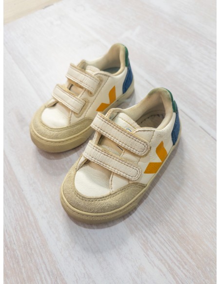 sneakers blancos con v amarilla