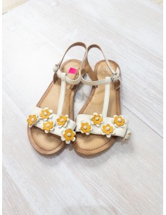 sandalias blancas con flores mostazas