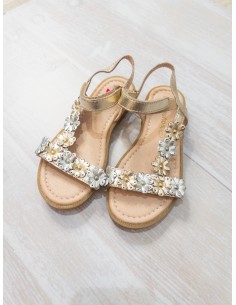 sandalias con flores plateadas y doradas