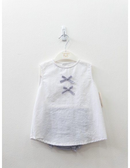 set short rayas azules y top blanco con lazos rayas azules