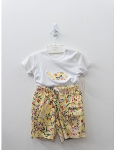 set short amarillo con mariposas y top con tortuga