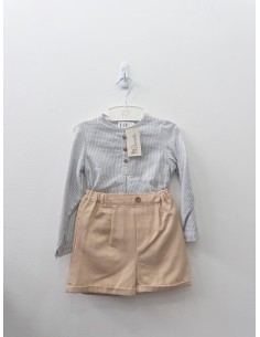 set short beige y camisa rayas azules