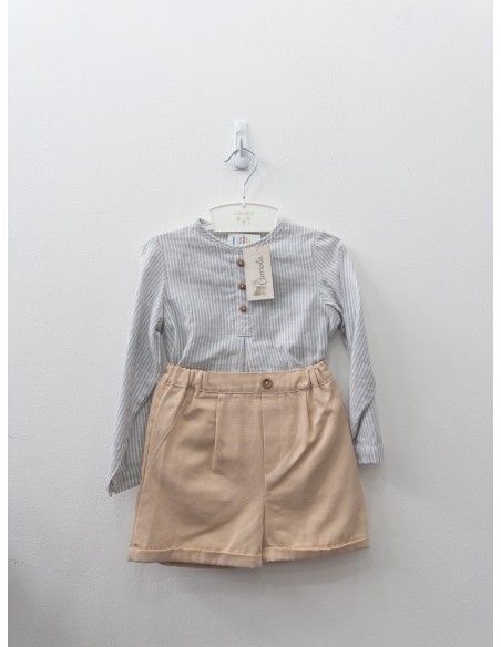 set short beige y camisa rayas azules