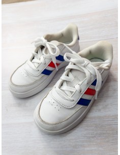 sneakers blancos con rayas azules y rojas