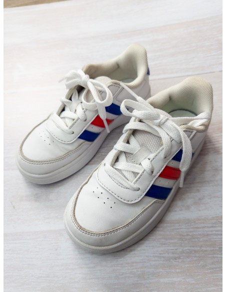 sneakers blancos con rayas azules y rojas