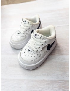 sneakers blanco con logo negro