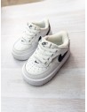 sneakers blanco con logo negro
