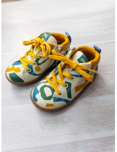 sneakers beige con rayones amarillos, verdes, azules