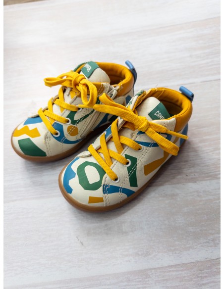 sneakers beige con rayones amarillos, verdes, azules