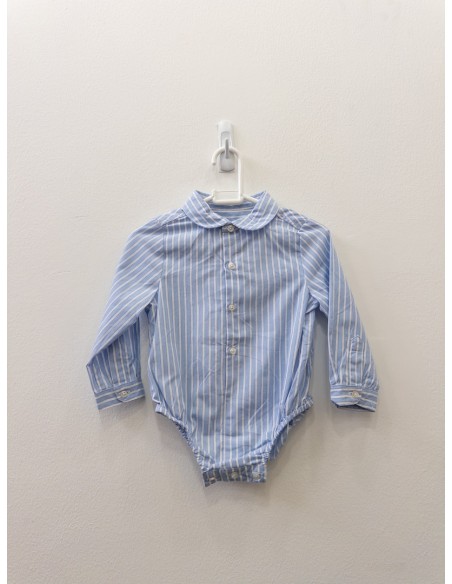 camisa celeste con rayas blancas