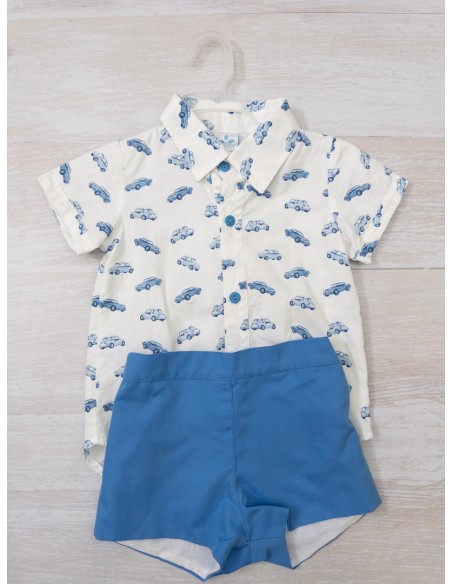 set short azul y camisa de carritos