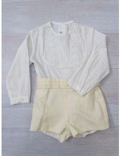 set short amarillo patito y camisa manga larga blanca