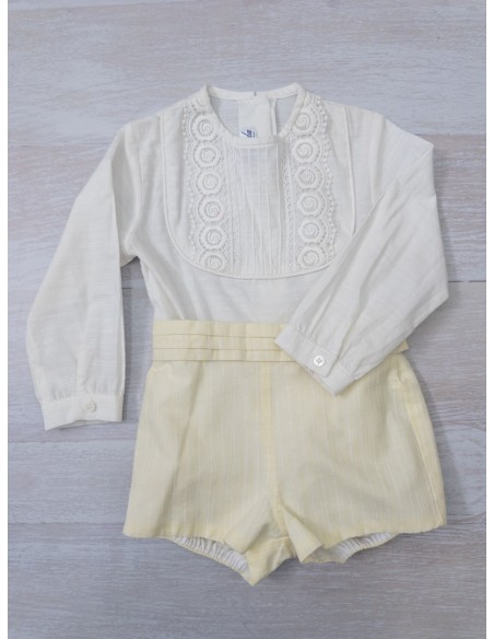 set short amarillo patito y camisa manga larga blanca