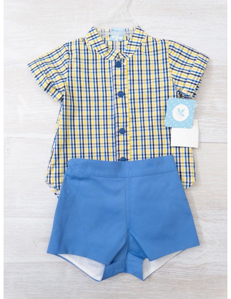 set short azul y camisa cuadros amarillos y azules