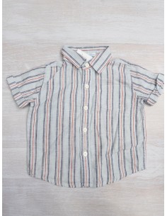 camisa manga corta celeste con lineas rojas y azules