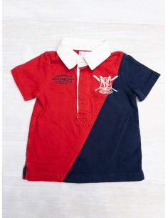 camiseta roja con franja azul y cuello blanco