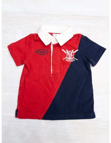 camiseta roja con franja azul y cuello blanco