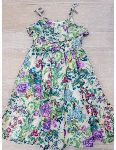 vestido con flores moradas y verdes