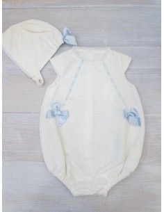 enterizo blanco con detalles celestes, con sombrero