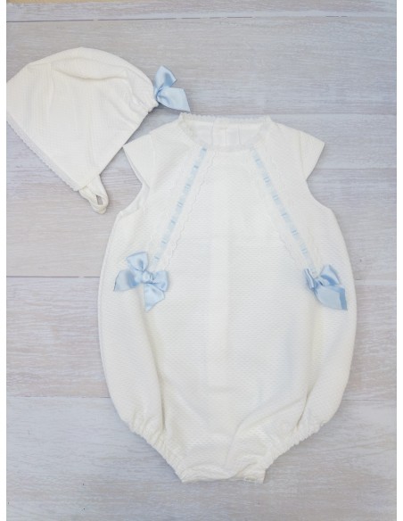 enterizo blanco con detalles celestes, con sombrero