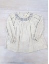 vestido gris con puntitos grises, manga larga